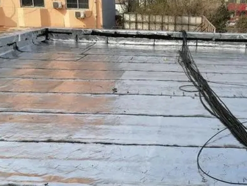 河西卫生间漏水维修公司分享下河西屋面楼顶防水刚性防水层施工要点。